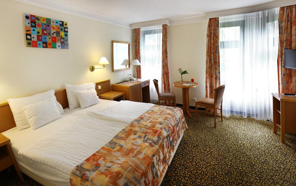 Park Hotel Heviz Bagian luar foto