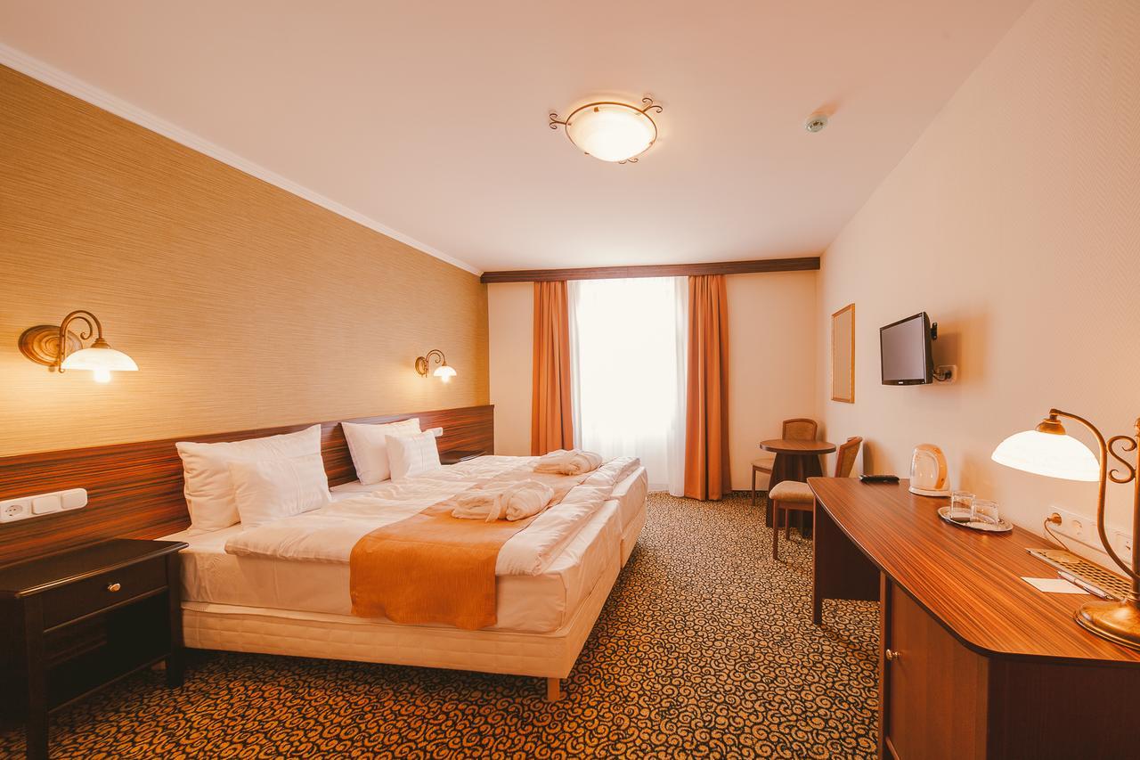 Park Hotel Heviz Bagian luar foto