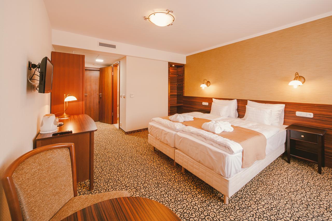 Park Hotel Heviz Bagian luar foto