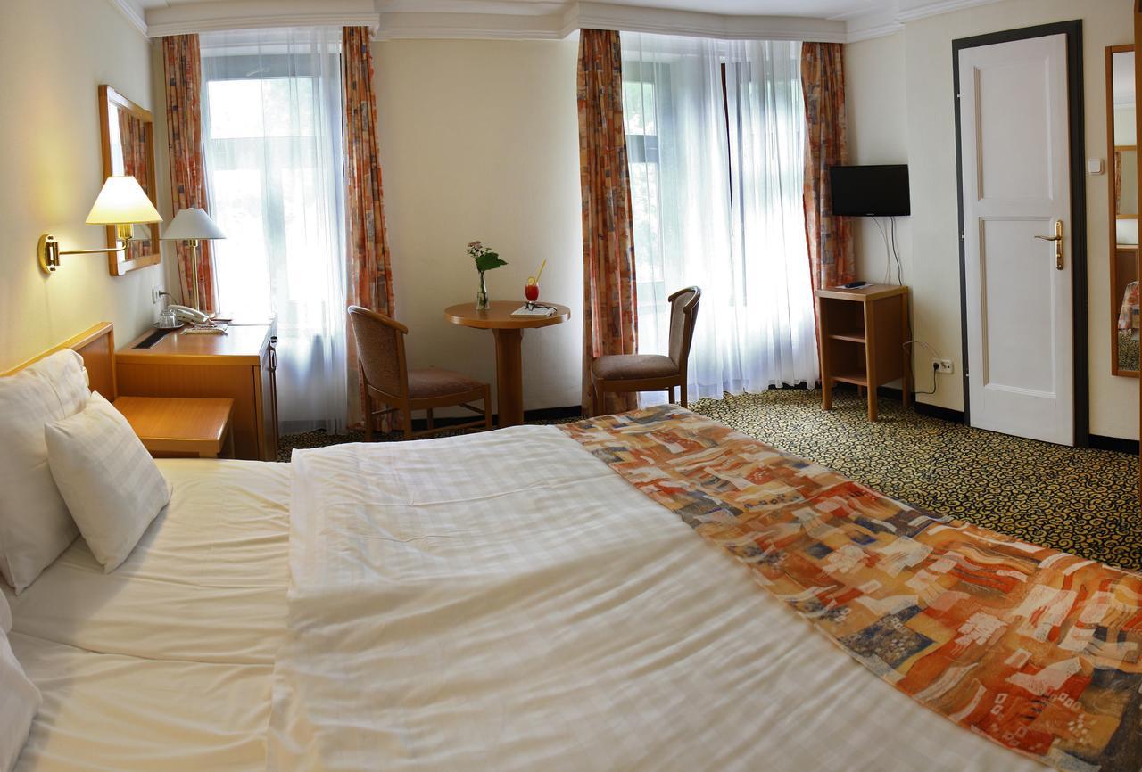 Park Hotel Heviz Bagian luar foto