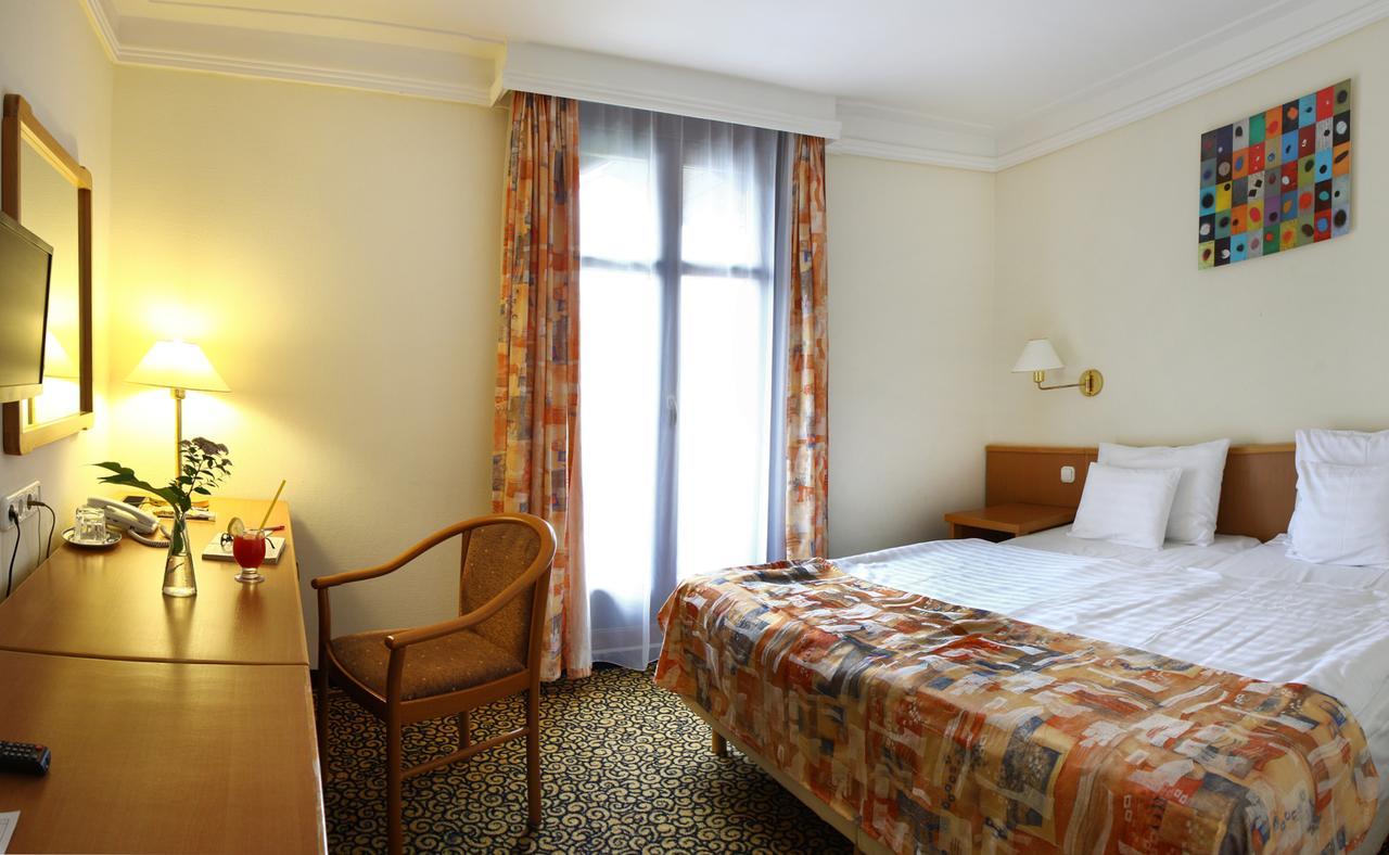 Park Hotel Heviz Bagian luar foto