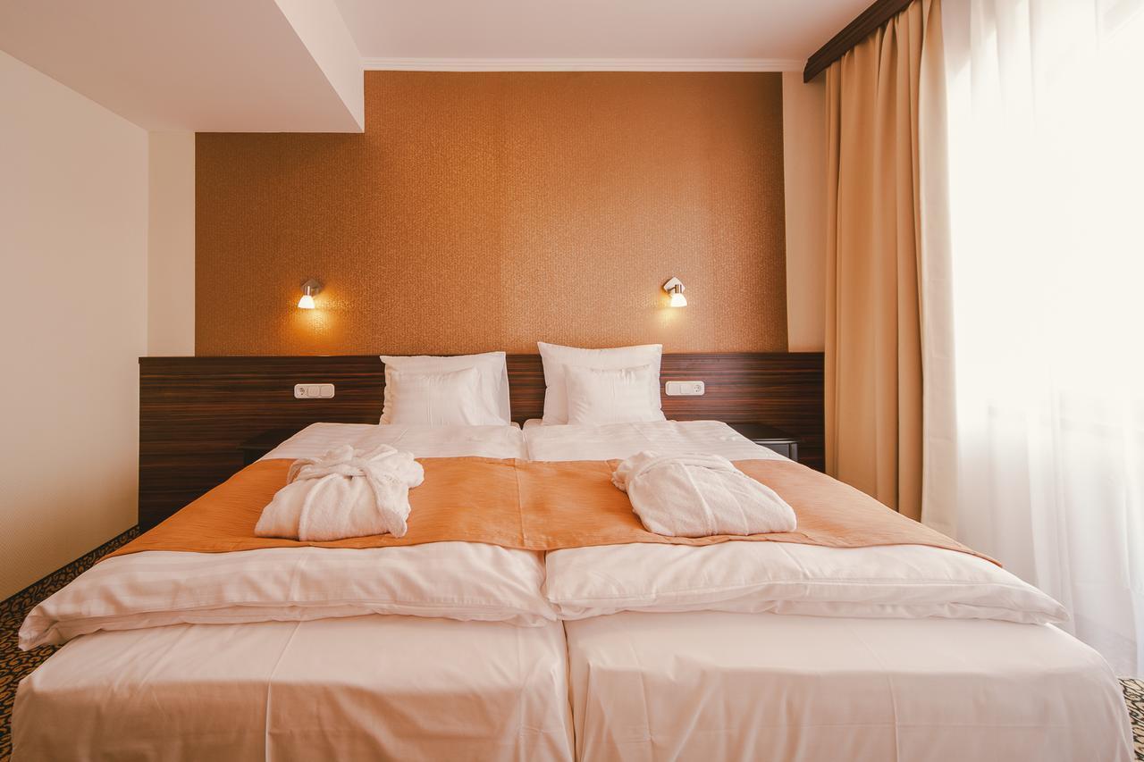 Park Hotel Heviz Bagian luar foto