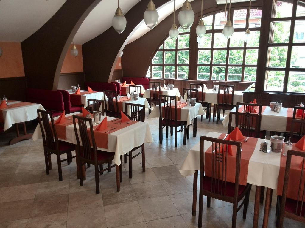 Park Hotel Heviz Bagian luar foto
